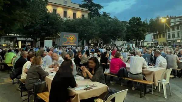 persone a cena in piazza di Grassina