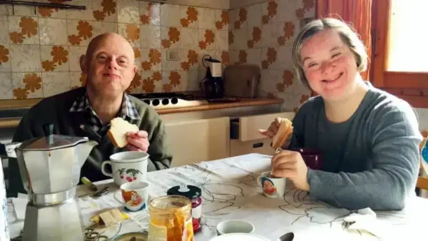 progetto nuvole, due ospiti del progetto che fanno colazione assieme